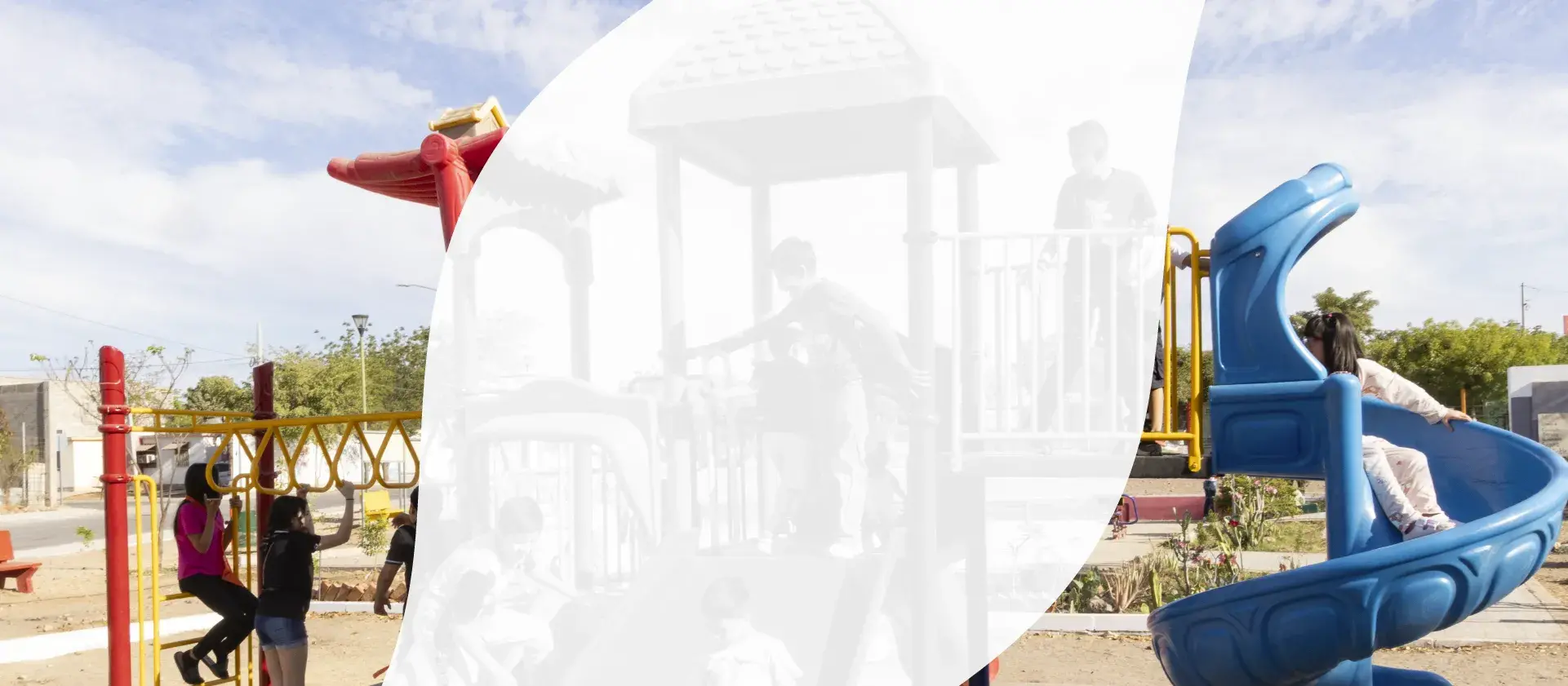 Niños jugando en parques comunitarios