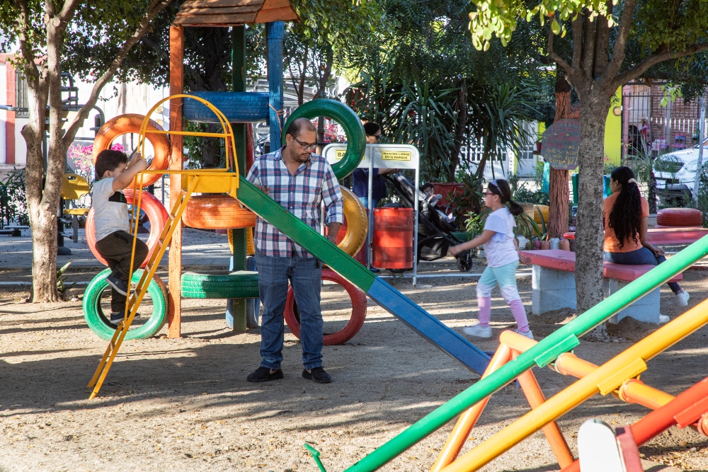 Vecinos conviven en parque público