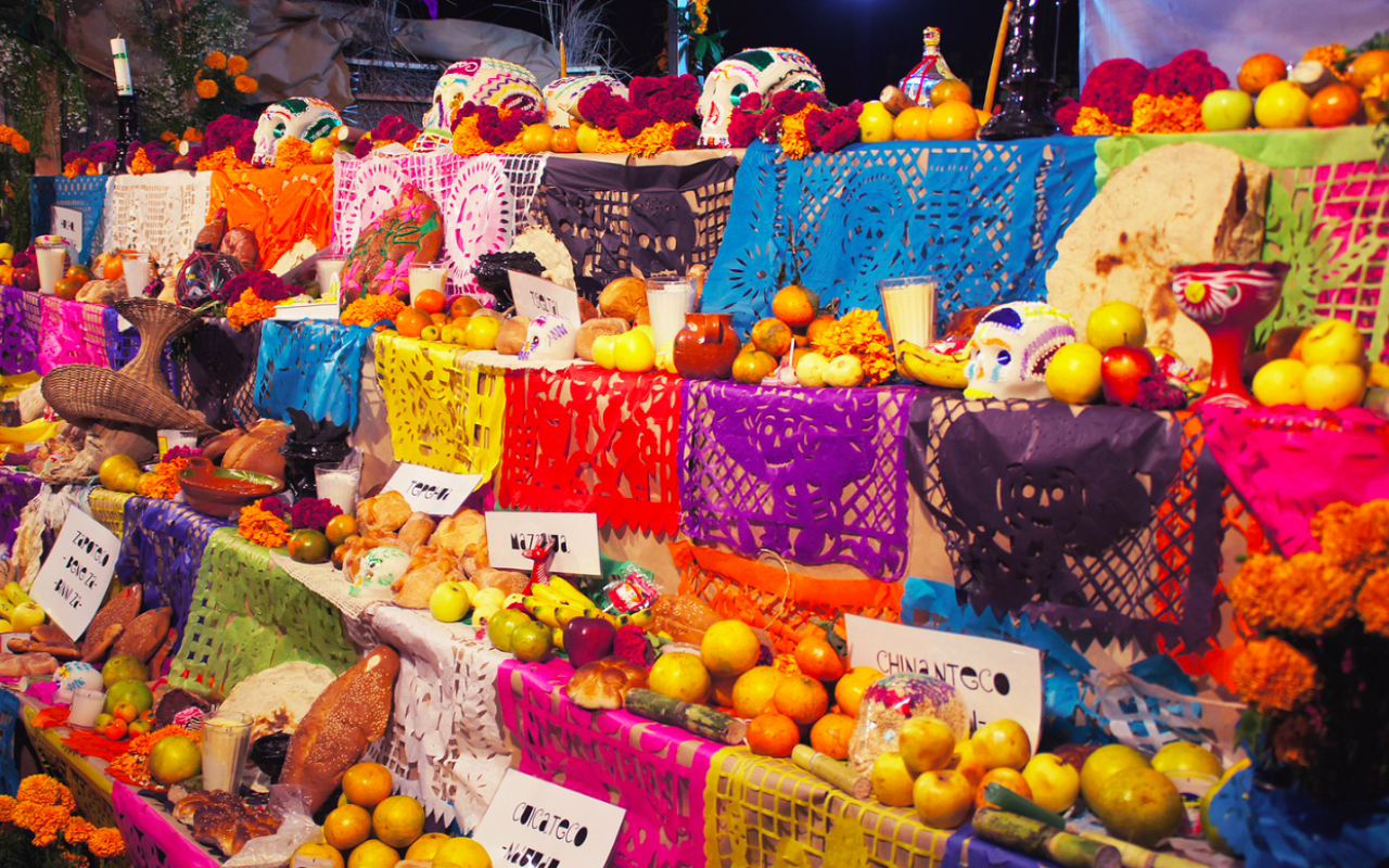 ofrenda-dia-de-muertos-flickr-naranjas-y-frutas - Parques Alegres .
