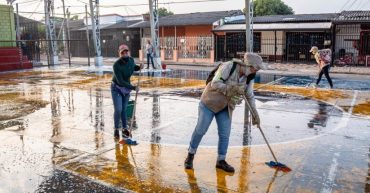 cómo limpiar y desinfectar el área de juegos del parque
