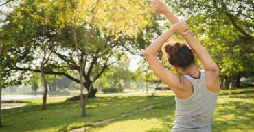 beneficios de tomar el sol en el parque